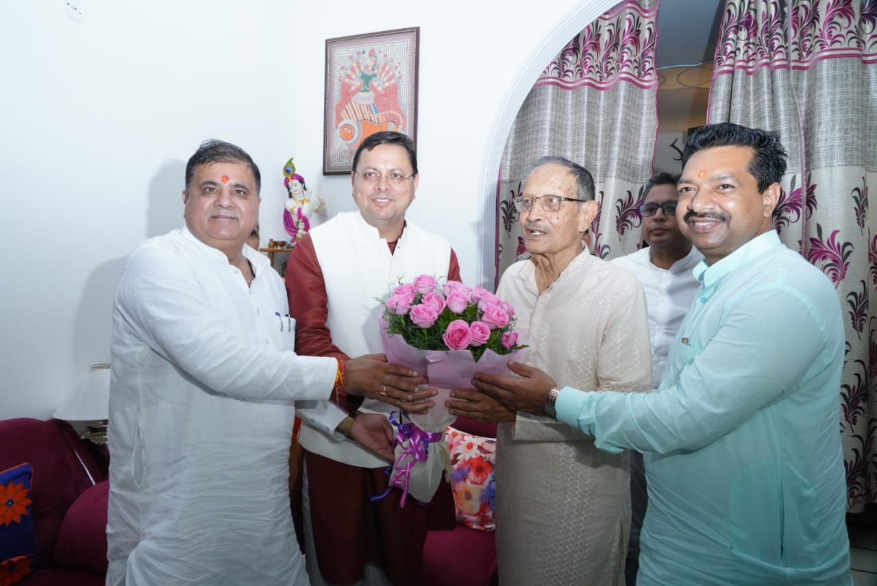 मुख्यमंत्री पुष्कर सिंह धामी ने प्रदेश के पूर्व मुख्यमंत्री मेजर जनरल भुवन चंद्र खंडूरी को जन्मदिवस की बधाई दी