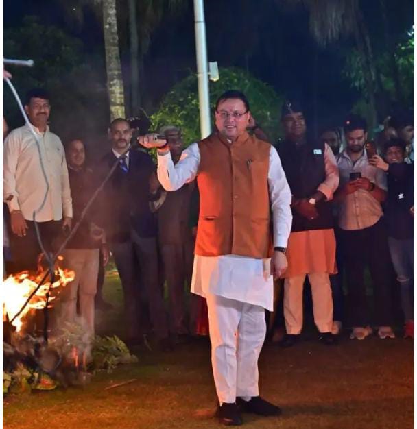 “मुख्यमंत्री धामी ने इगास पर्व पर खेला भैलो, प्रदेशवासियों को दी बधाई”