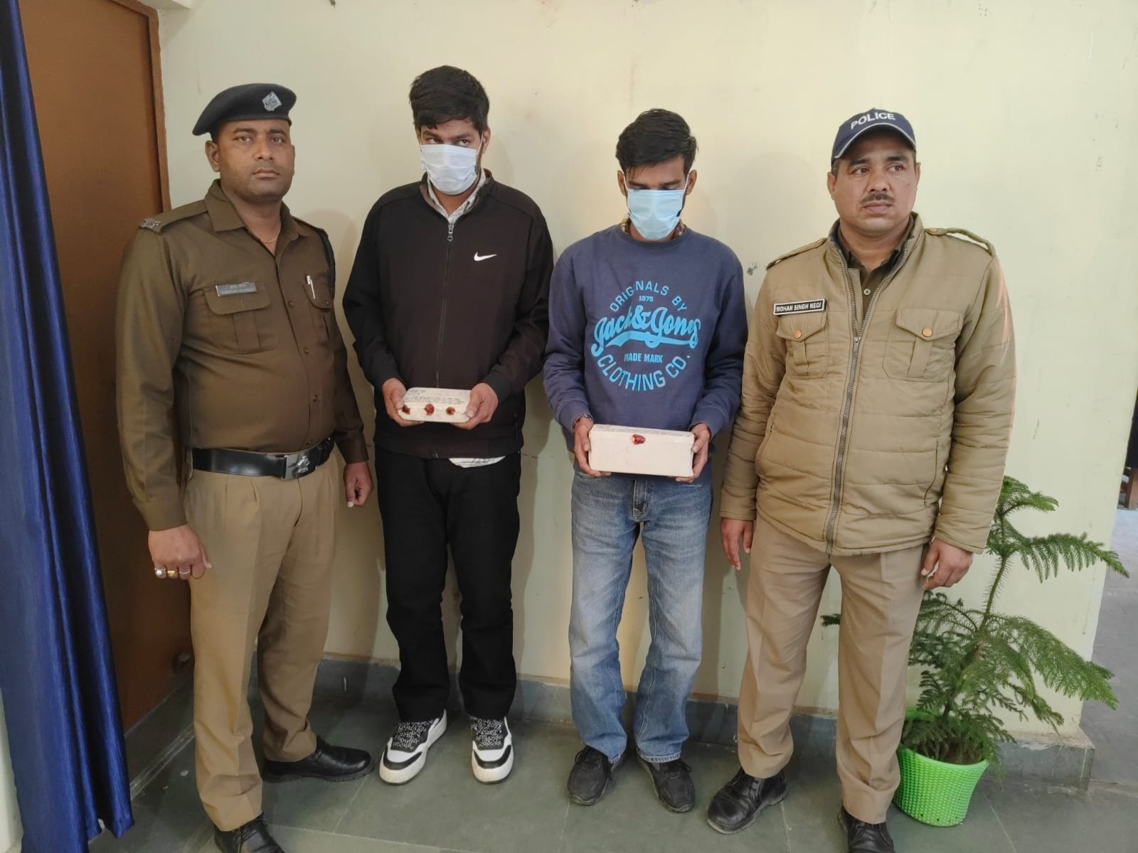टिहरी पुलिस का ड्रग्स माफिया पर शिकंजा, दो तस्कर गिरफ्तार