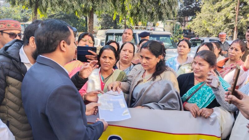 नगर निगम की अव्यवस्थाओं और घोटालों के खिलाफ आक्रोश