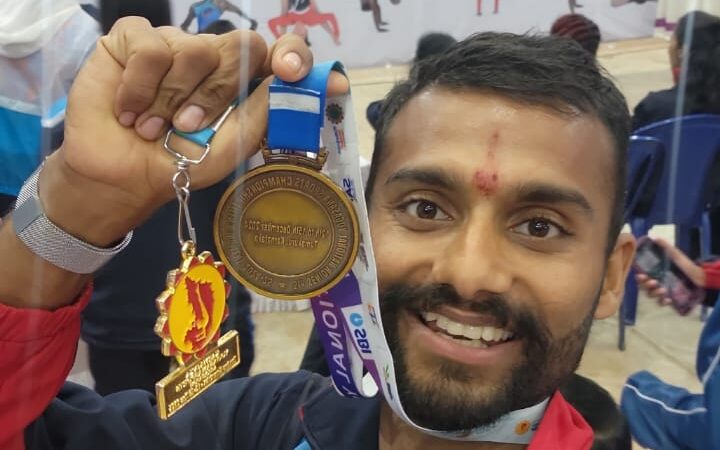 एसजीआरआरयू के सुमीर ज्ञवाली योगासन प्रतियोगिता मैं हासिल किया स्वर्ण पदक