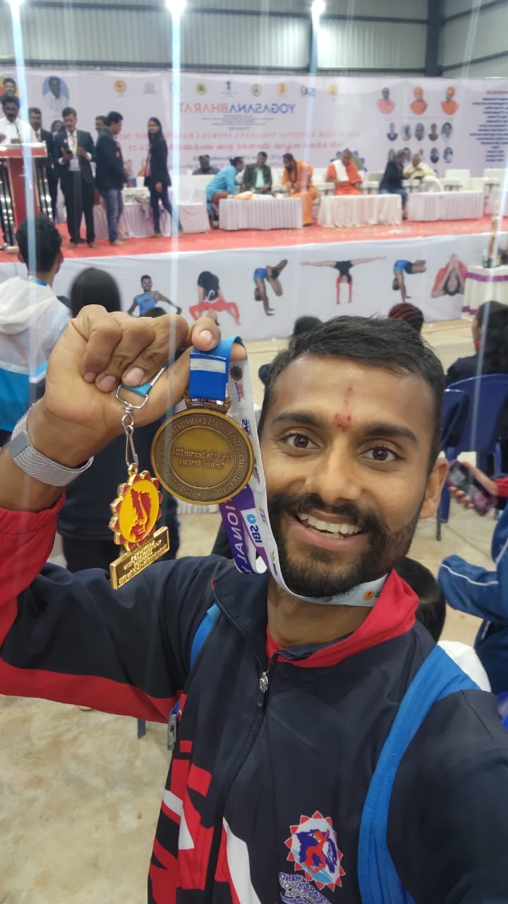 एसजीआरआरयू के सुमीर ज्ञवाली योगासन प्रतियोगिता मैं हासिल किया स्वर्ण पदक