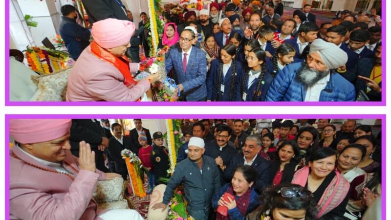 श्रद्धालु:श्री दरबार साहिब गद्दीनशीन श्री महाराज को शुभकामनाएं देने देश विदेश से उमड़े श्रद्धालु