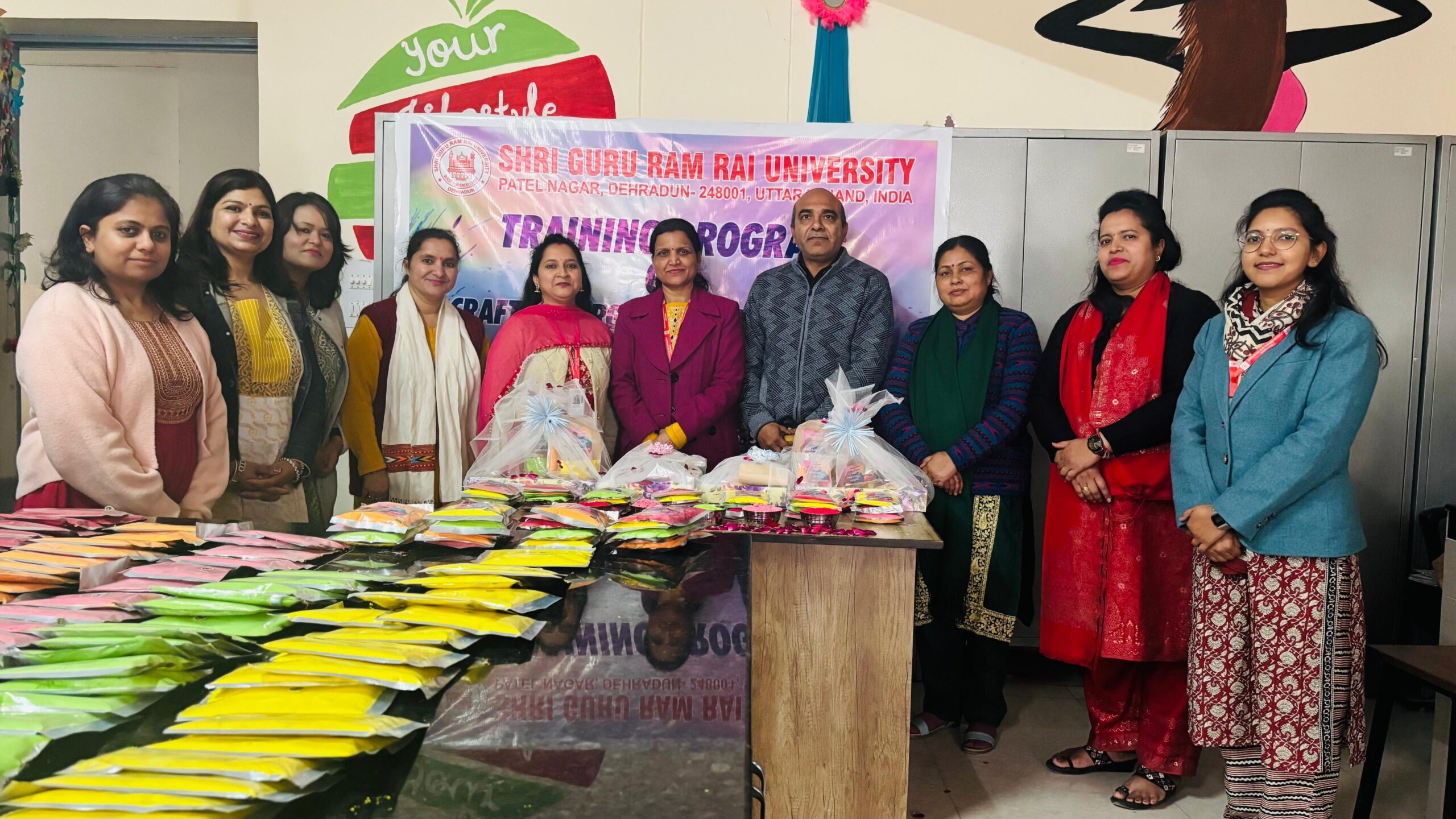 मैसेज:हर्बल रंग बनाकर SGRRU की विज्ञान विभाग के स्टूडेंट्स ने दिया समाज को मैसेज