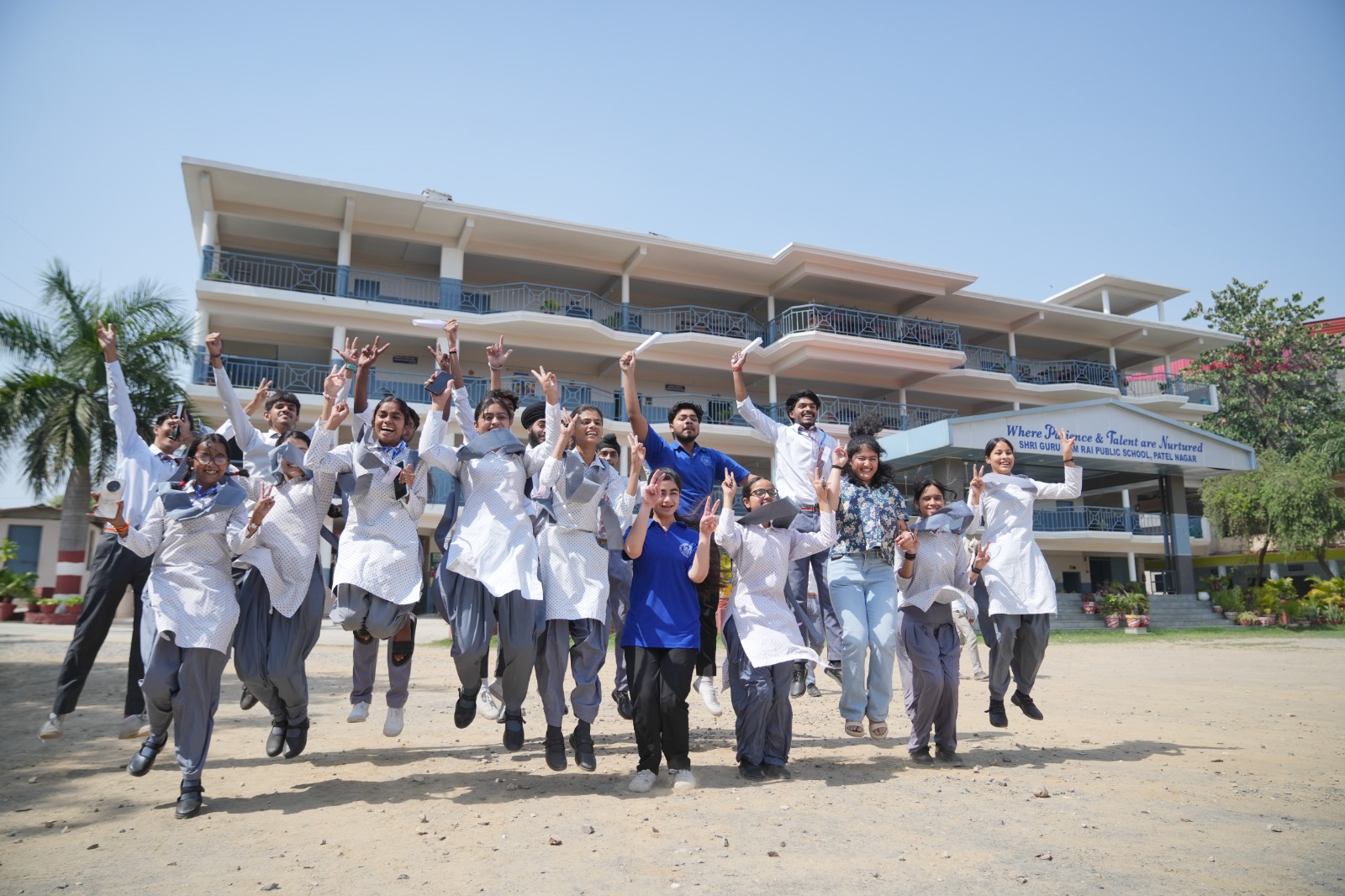 टॉपर्स की चमक: उत्कृष्टता की उड़ान भरते छात्र