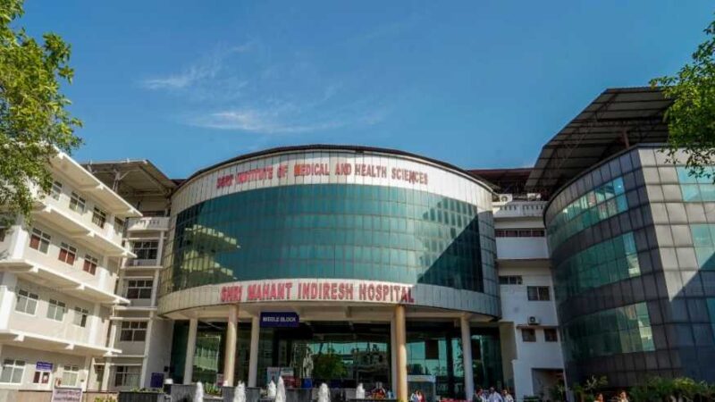 सजग निगरानी का नतीजा — अस्पताल परिसर में घूम रहे जालसाज का भंडाफोड़