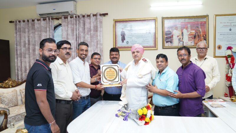 शिक्षा व समाजसेवा में योगदान के लिए श्रीमहंत जी का सम्मान