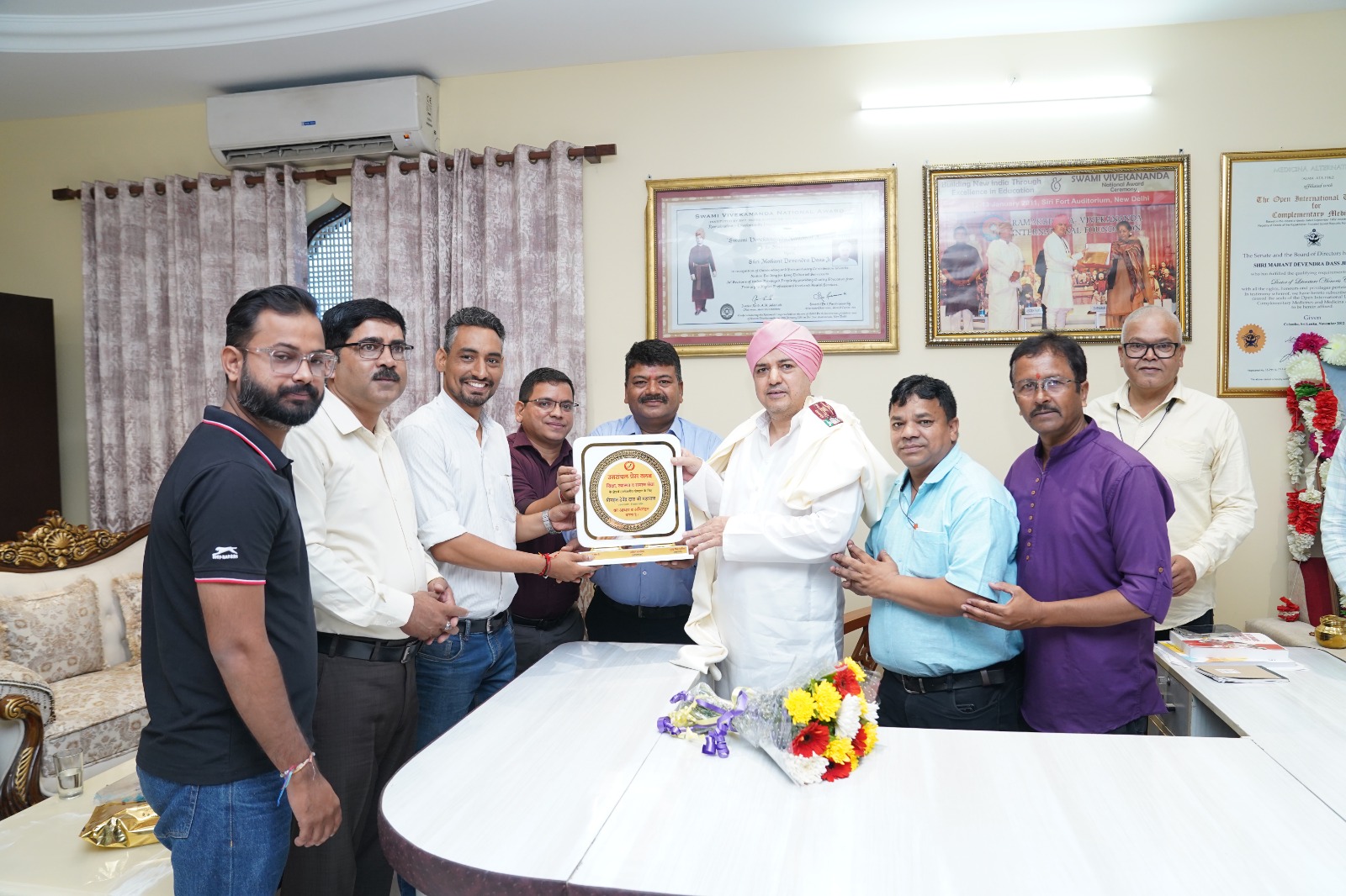 शिक्षा व समाजसेवा में योगदान के लिए श्रीमहंत जी का सम्मान