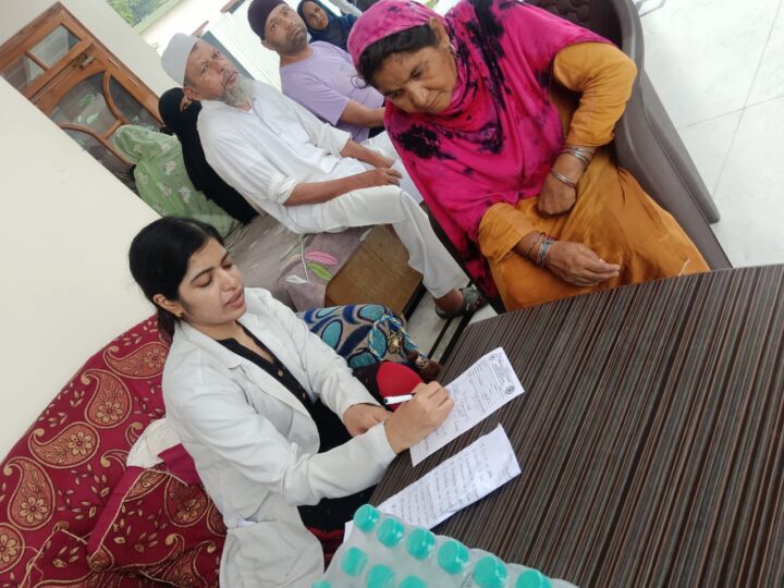 समाजसेवा की दिशा में SGRRU का कदम, सैकड़ों ग्रामीणों को मिला उपचार