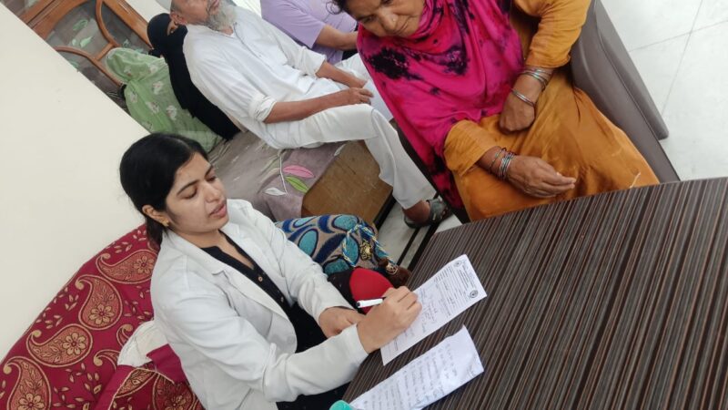 समाजसेवा की दिशा में SGRRU का कदम, सैकड़ों ग्रामीणों को मिला उपचार