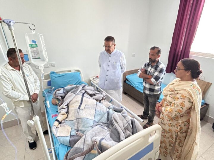 रॉटविलर हमले की पीड़िता से मिलने पहुंचे मंत्री गणेश जोशी, शीघ्र स्वास्थ्य लाभ की कामना