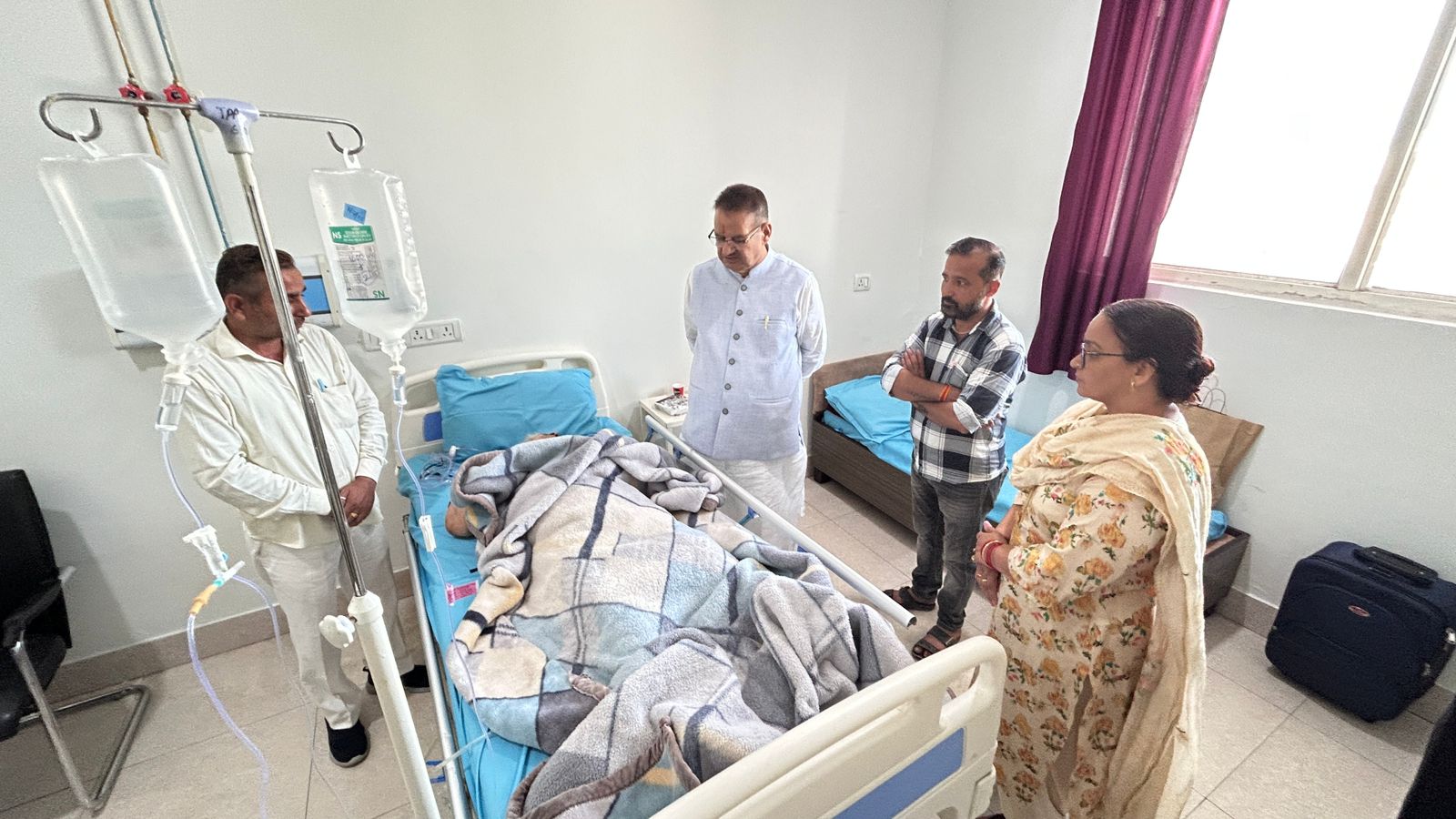रॉटविलर हमले की पीड़िता से मिलने पहुंचे मंत्री गणेश जोशी, शीघ्र स्वास्थ्य लाभ की कामना