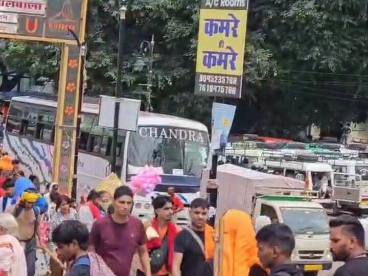 नीलकंठ धाम में शिवभक्ति का महाकुंभ, पुष्पवर्षा से हुआ भक्तों का स्वागत