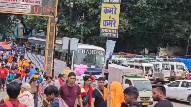 नीलकंठ धाम में शिवभक्ति का महाकुंभ, पुष्पवर्षा से हुआ भक्तों का स्वागत