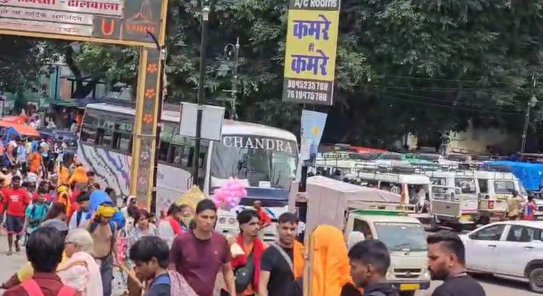 नीलकंठ धाम में शिवभक्ति का महाकुंभ, पुष्पवर्षा से हुआ भक्तों का स्वागत