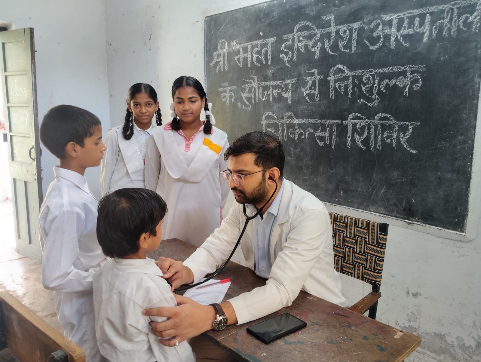 महंत इन्दिरेश अस्पताल का मानवता को समर्पित प्रयास –एमकेपी में पहुँचा विशेषज्ञ डॉक्टरों का दल