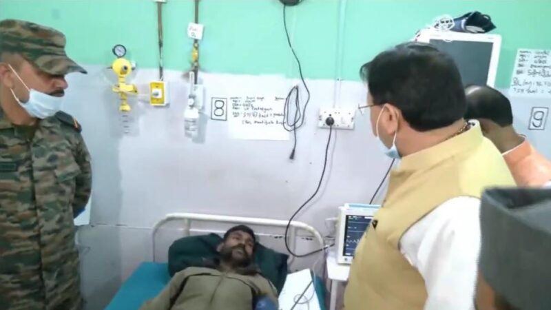 आपदा के घायलों को नहीं छोड़ा अकेला, सीएम धामी ने अस्पताल में जाना हालचाल