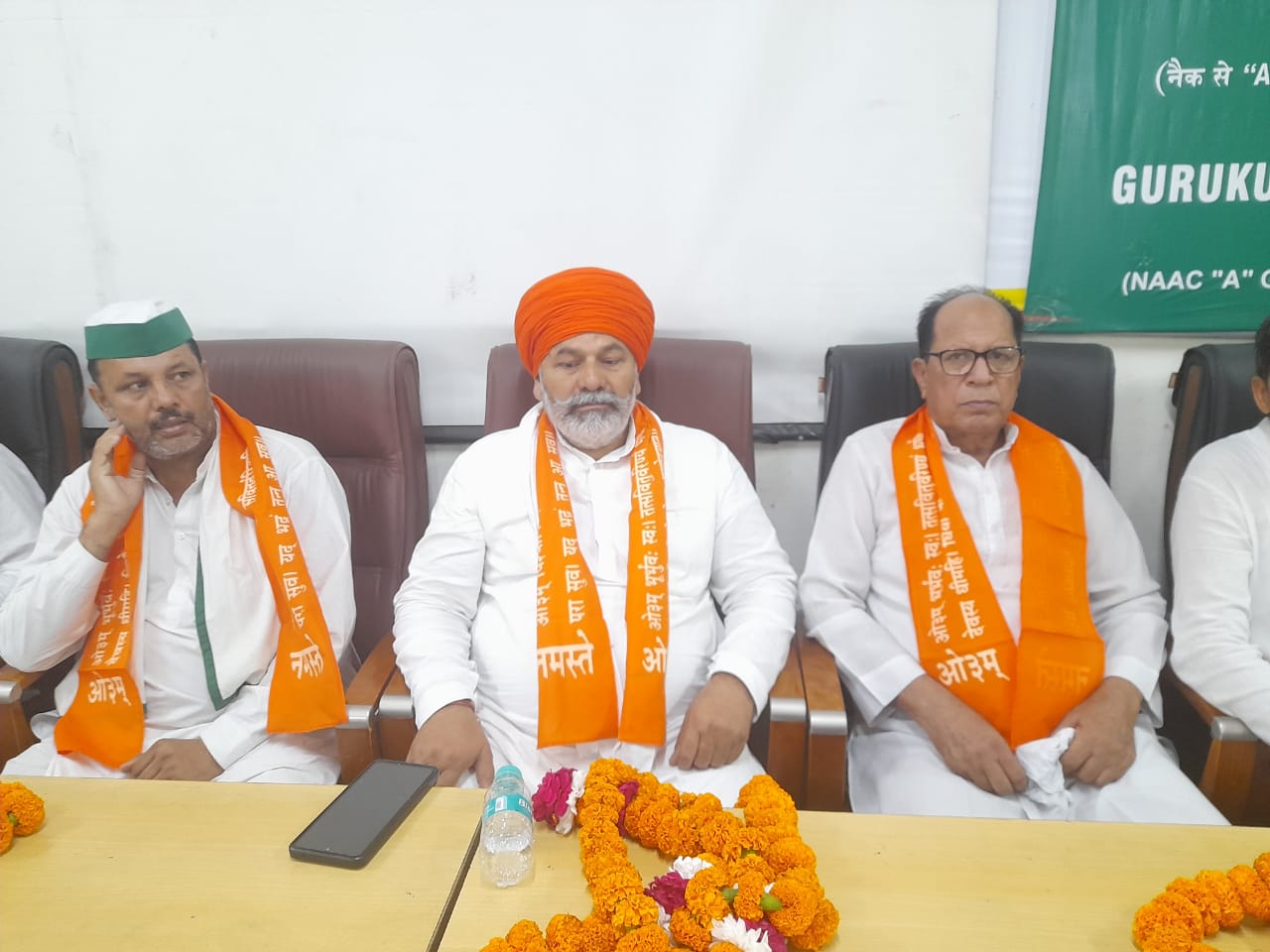 गुरुकुल की जमीन बेचने वालों को नहीं मिलेगी माफी: टिकैत ने मंच से सुनाया अल्टीमेटम