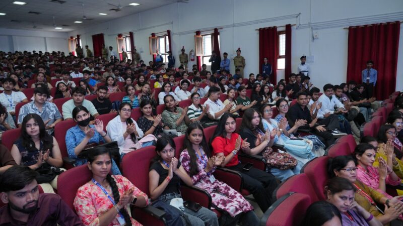 योगदान:नवप्रवेशी छात्रों ने SGRRU में ली शपथ – समाज और राष्ट्र प्रगति में देंगे योगदान