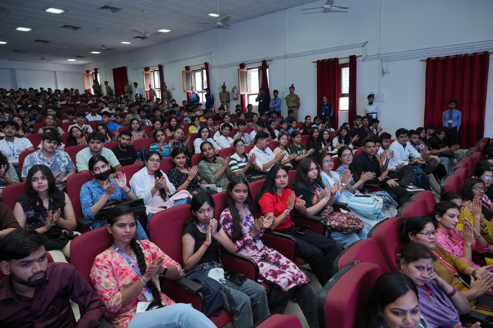 योगदान:नवप्रवेशी छात्रों ने SGRRU में ली शपथ – समाज और राष्ट्र प्रगति में देंगे योगदान