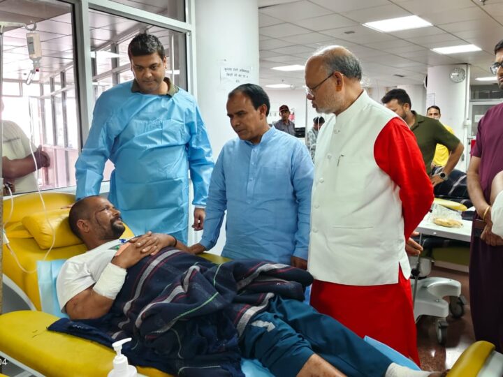 आपदा प्रभावितों का हाल जानने पहुँचे स्वास्थ्य मंत्री, कहा— बेहतर इलाज और हरसंभव सहायता होगी सुनिश्चित”