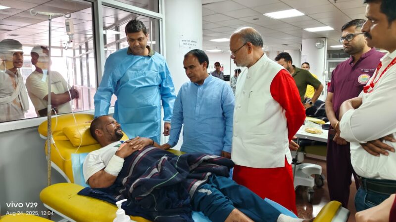 आपदा प्रभावितों का हाल जानने पहुँचे स्वास्थ्य मंत्री, कहा— बेहतर इलाज और हरसंभव सहायता होगी सुनिश्चित”