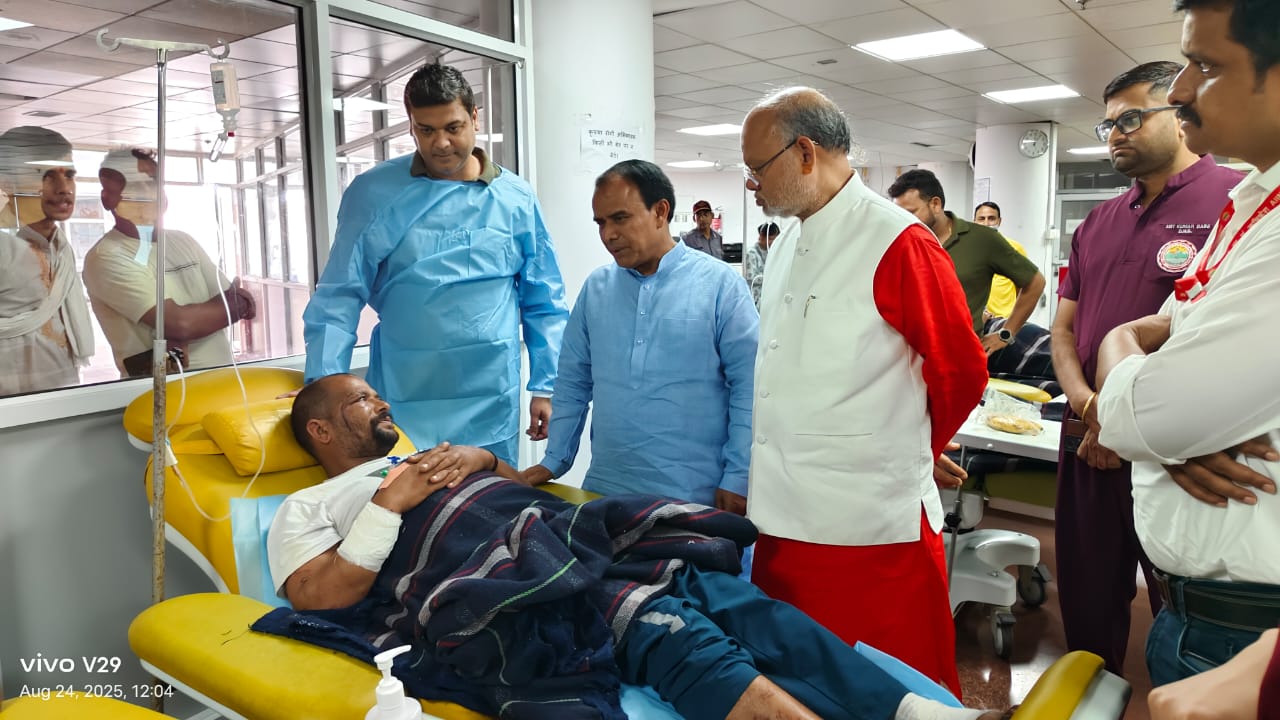 आपदा प्रभावितों का हाल जानने पहुँचे स्वास्थ्य मंत्री, कहा— बेहतर इलाज और हरसंभव सहायता होगी सुनिश्चित”