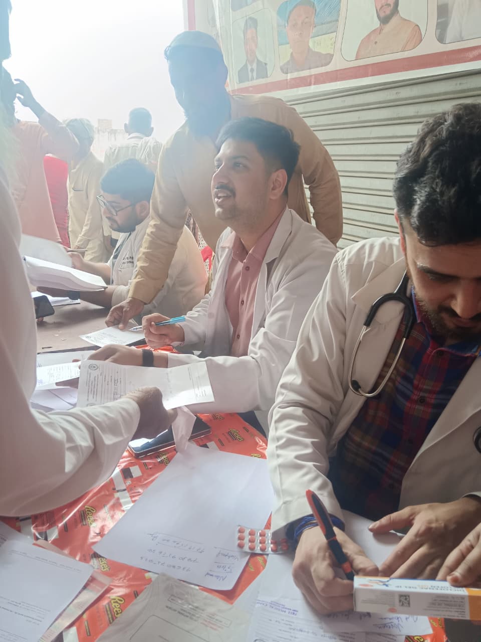देवभूमि से मानवता का संदेश: महंत इंदिरेश अस्पताल ने गाँव-गाँव में जगाई उम्मीद की किरण