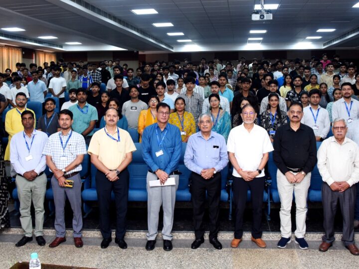 कम्पास: दीक्षारंभ 2025: एसआरएचयू ने नवप्रवेशी विद्यार्थियों को थमाया जीवन का कम्पास