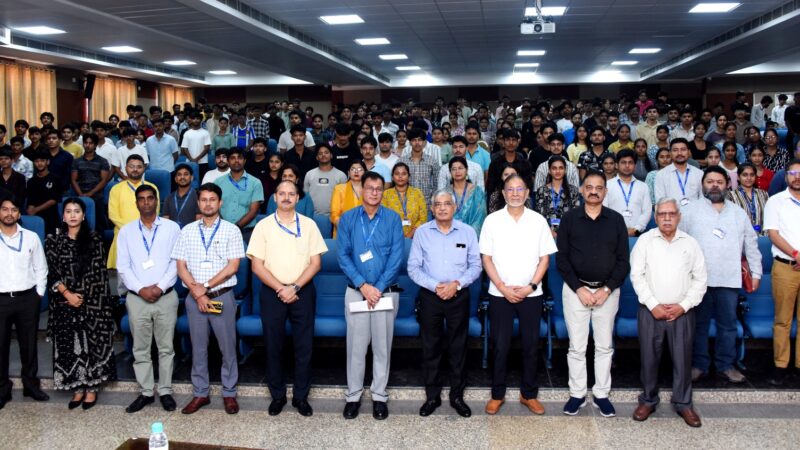 कम्पास: दीक्षारंभ 2025: एसआरएचयू ने नवप्रवेशी विद्यार्थियों को थमाया जीवन का कम्पास