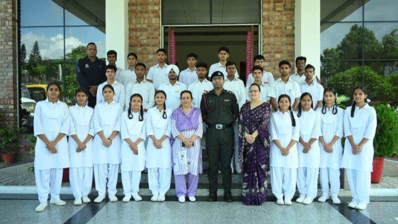 विद्यार्थियों ने सीखी राष्ट्रप्रेम और जिम्मेदारी की सीख, सेना की वीरता से हुए प्रेरित