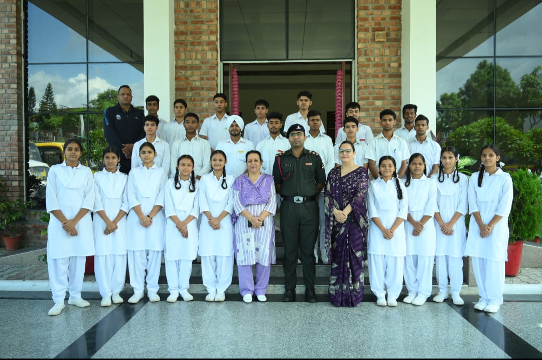 विद्यार्थियों ने सीखी राष्ट्रप्रेम और जिम्मेदारी की सीख, सेना की वीरता से हुए प्रेरित