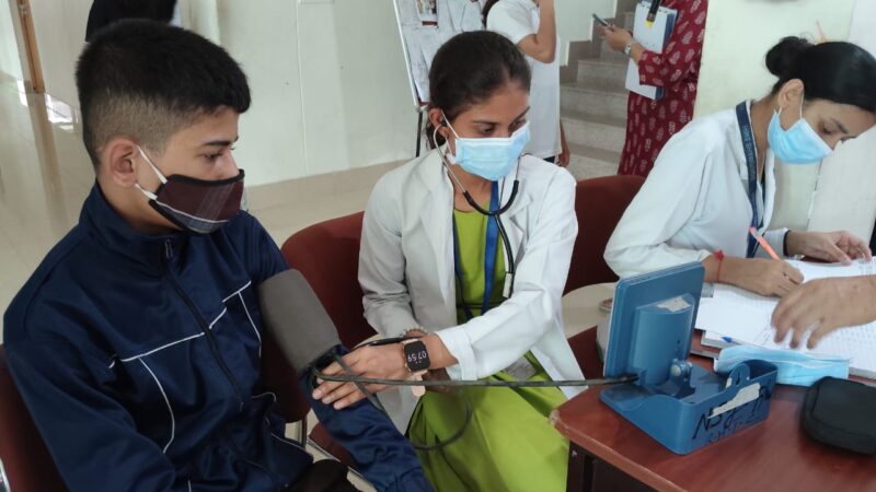 विशेषज्ञ चिकित्सकों की टीम ने शिविर में दी परामर्श, श्री महंत इन्दिरेश अस्पताल की पहल सराही गई