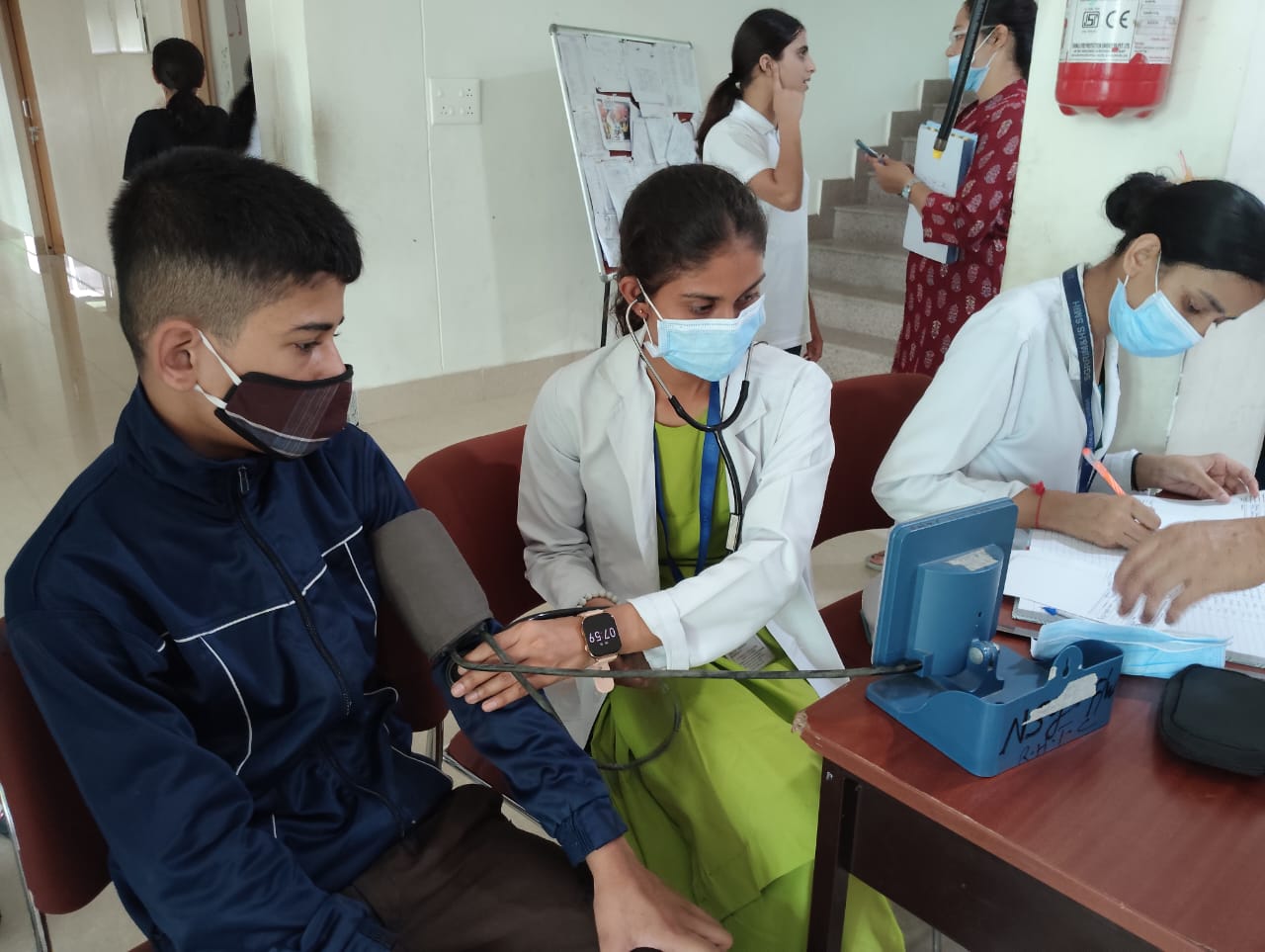 विशेषज्ञ चिकित्सकों की टीम ने शिविर में दी परामर्श, श्री महंत इन्दिरेश अस्पताल की पहल सराही गई