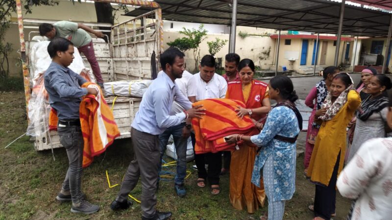 रेड क्रॉस ने अनिता ममगाईं के आग्रह पर वितरित किए तिरपाल और कंबल
