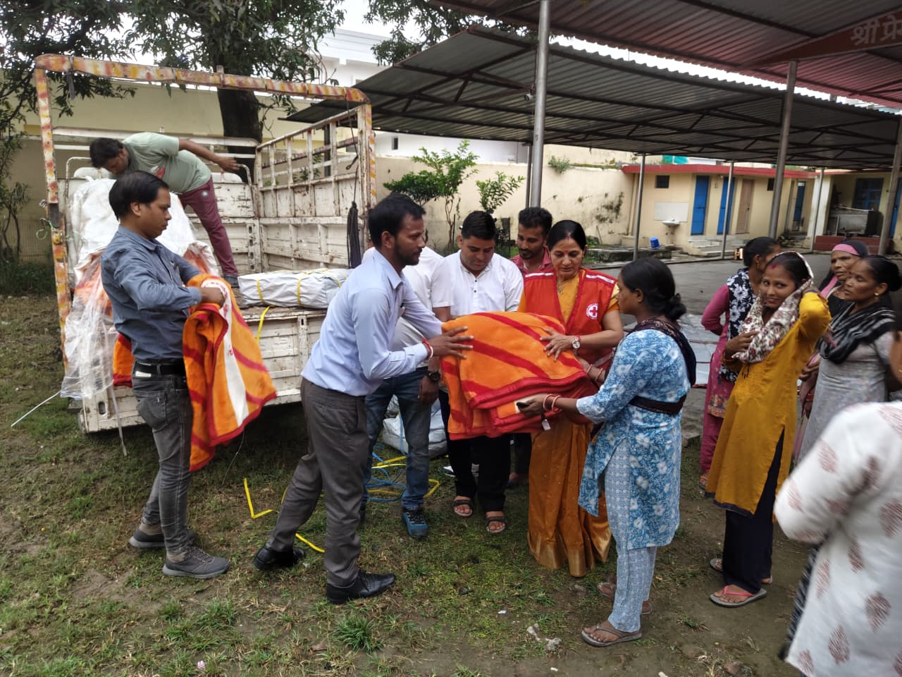 रेड क्रॉस ने अनिता ममगाईं के आग्रह पर वितरित किए तिरपाल और कंबल
