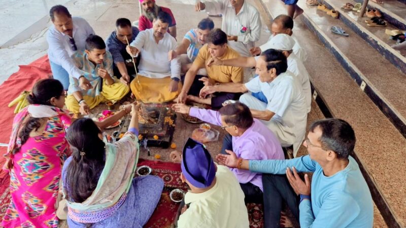 त्रिवेणी घाट पर कांग्रेसजनों का महायज्ञ, दिवंगत आत्माओं को दी श्रद्धांजलि