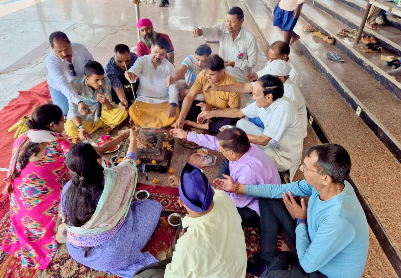 त्रिवेणी घाट पर कांग्रेसजनों का महायज्ञ, दिवंगत आत्माओं को दी श्रद्धांजलि