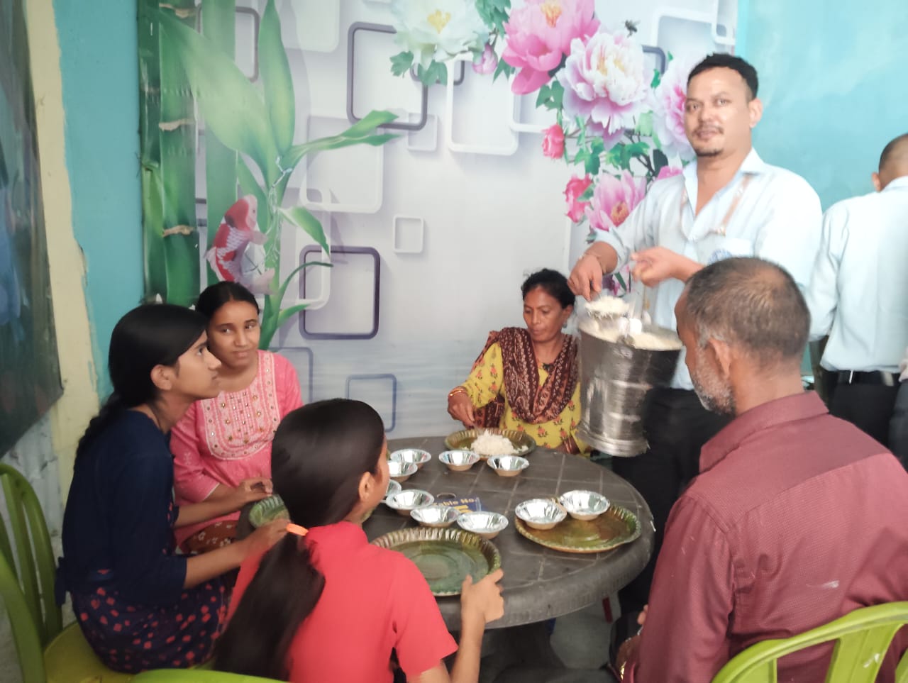 SGRRU ने निभाई सामाजिक जिम्मेदारी, आपदा क्षेत्र में राहत का परोसा स्वाद