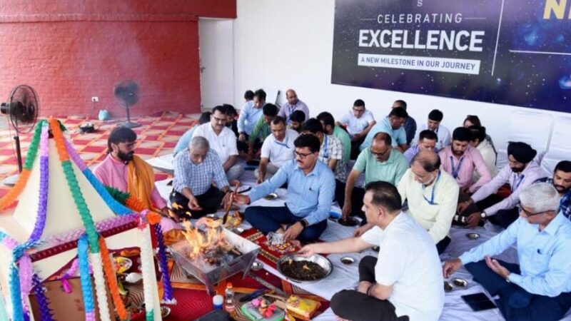 हिमालयन विश्वविद्यालय परिसर में वाहनों व उपकरणों की विधिवत पूजा-अर्चना