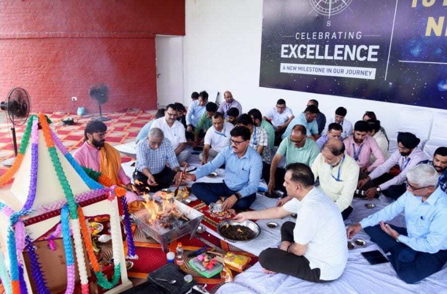 हिमालयन विश्वविद्यालय परिसर में वाहनों व उपकरणों की विधिवत पूजा-अर्चना