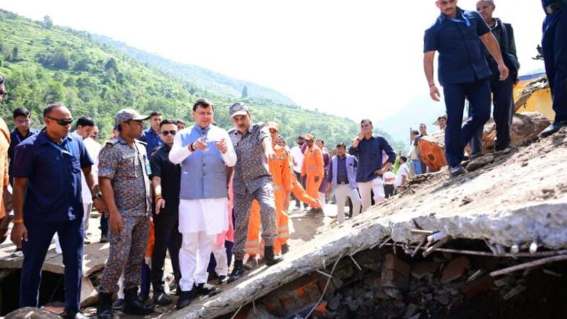 चमोली में आपदा का जायजा लेने पहुंचे धामी ने प्रभावितों से की संवाद