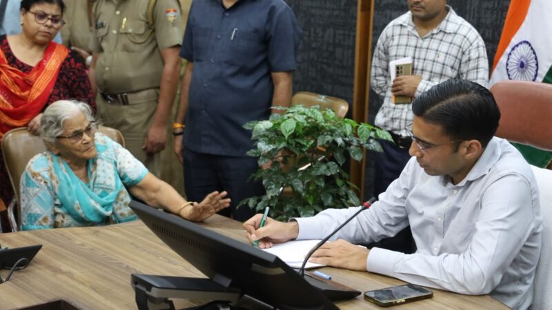 जनता की समस्याओं को गंभीरता से लें अधिकारी: देहरादून DM सविन बंसल का सख्त संदेश
