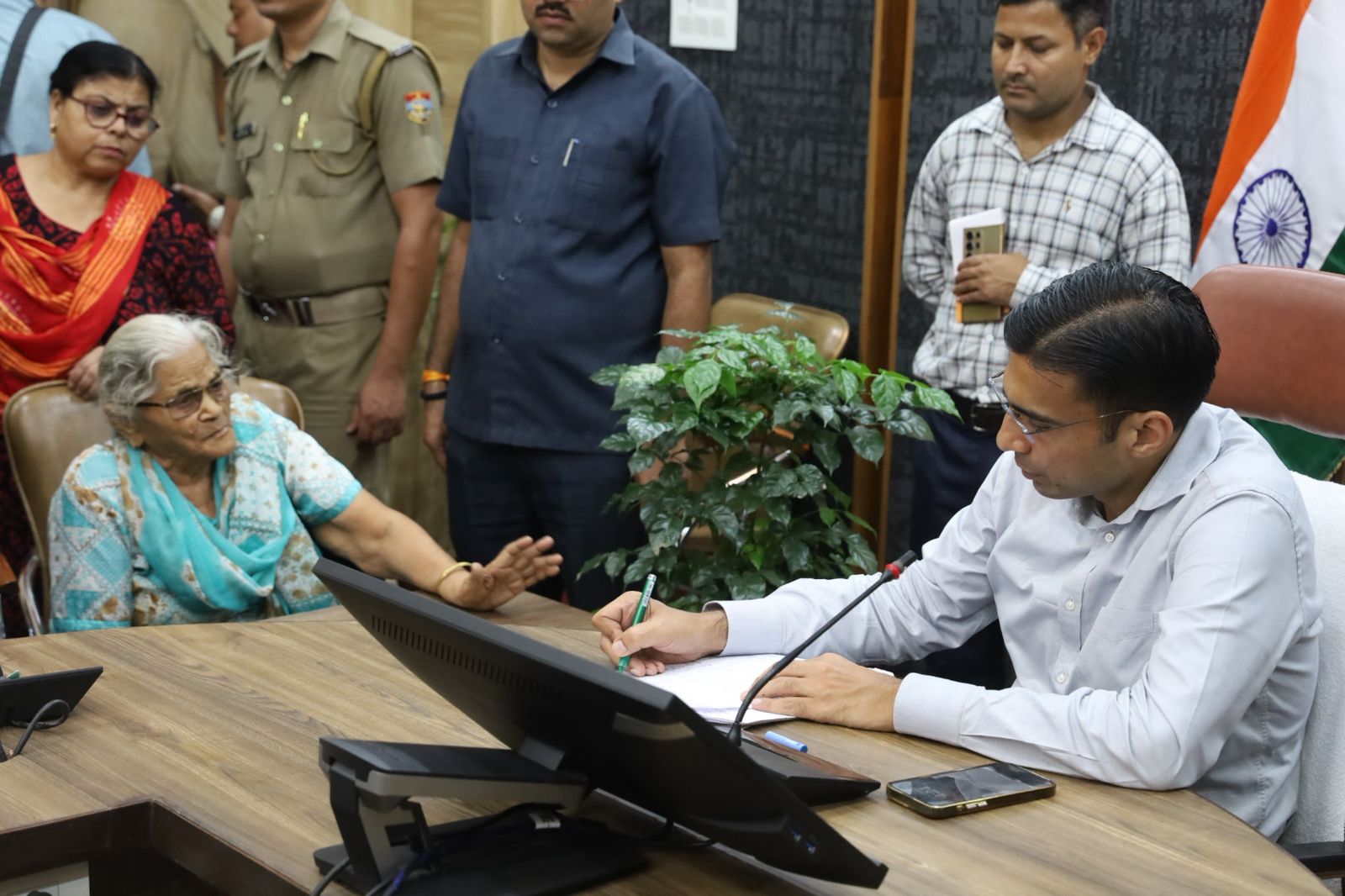 जनता की समस्याओं को गंभीरता से लें अधिकारी: देहरादून DM सविन बंसल का सख्त संदेश