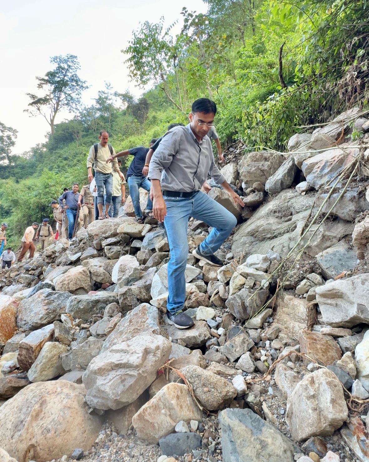 पुल, सड़क, पेयजल-विद्युत ढांचा तबाह; DM देहरादून की प्रतिदिन मॉनिटरिंग से तेज होंगे राहत कार्य