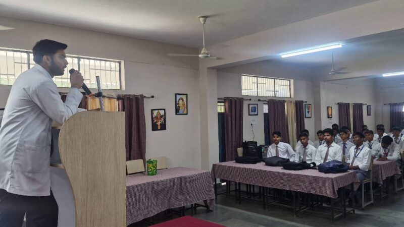 सुरक्षित:SGRRU छात्रों ने पब्लिक स्कूलों में जाकर बच्चों को सुरक्षित दवा उपयोग और रिपोर्टिंग की जानकारी दी