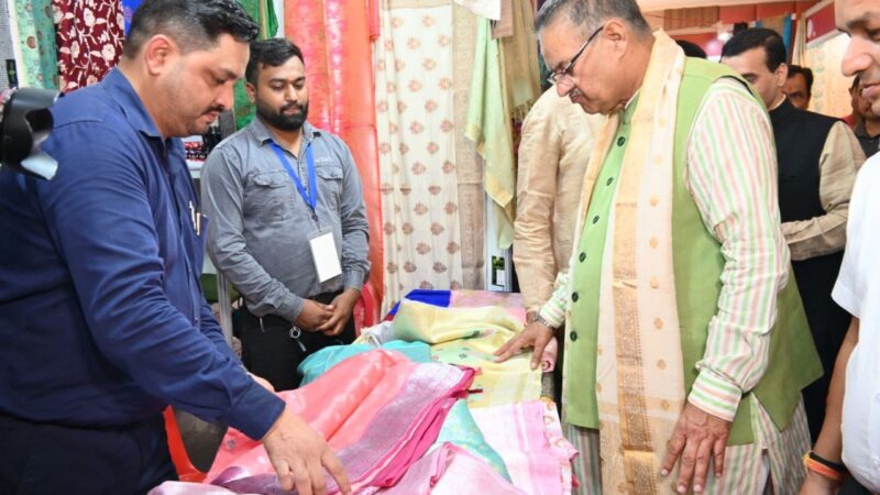 गणेश जोशी ने फैशन शो “रिवायत-ए-रेशम-2” की तारीफ की, छात्राओं को मिला मंच