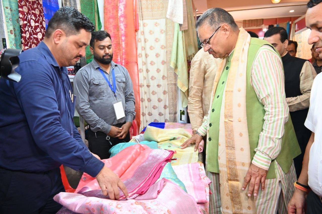 गणेश जोशी ने फैशन शो “रिवायत-ए-रेशम-2” की तारीफ की, छात्राओं को मिला मंच