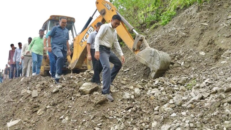 युद्धस्तर पर राहत कार्यों का जायजा, डीएम देहरादून मौजूद