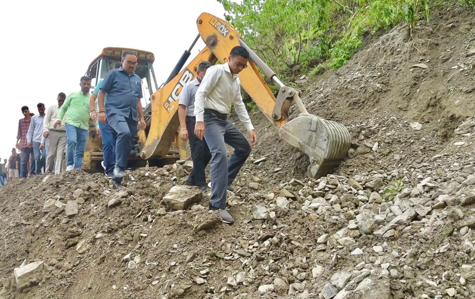 युद्धस्तर पर राहत कार्यों का जायजा, डीएम देहरादून मौजूद